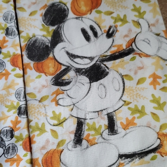 Disney Fall Mickey Mouse Kitchen Towel Set with Set of 4 Spatulas - Picture 5 of 5